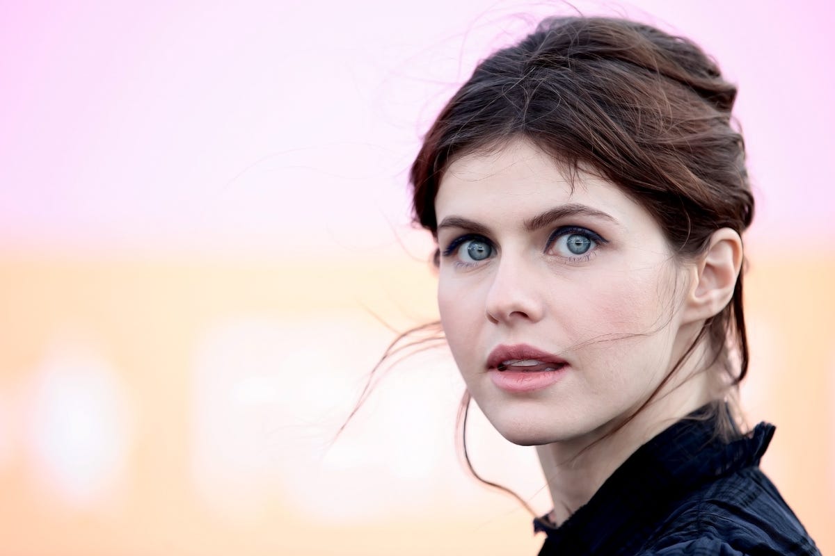 Alexandra Daddario breekt het internet door naakt te poseren