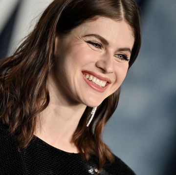 alexandra daddario attends the 2023 vanity fair oscar party hosted by radhika jones at wallis annenberg center for the performing arts