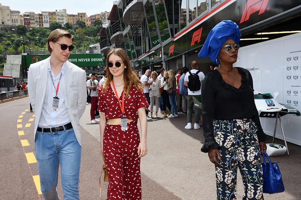 People, Fashion, Eyewear, Street fashion, Sunglasses, Event, Human, Headgear, Tourism, Glasses, 