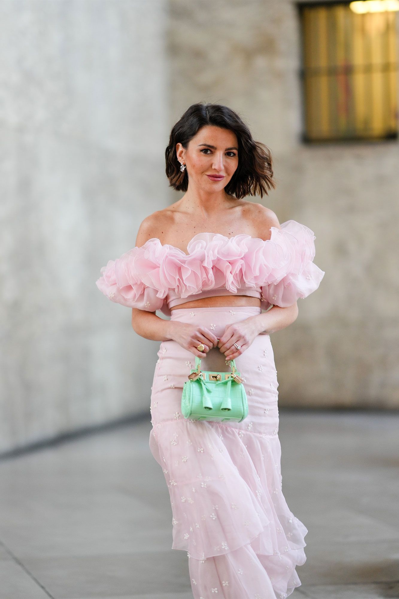 delicadeza pandilla Abundancia Alexandra Pereira con top y falda de tul rosa con bordados