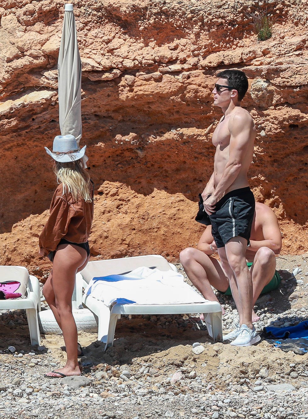 Álex González y una amiga en una cala de Ibiza