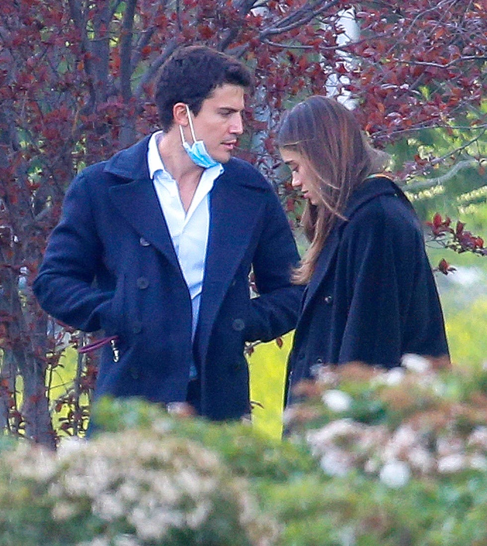 Álex González y su novia Blanca pasean a sus perros durante la cuarentena