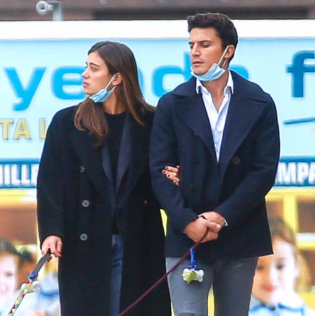 Álex González y su novia Blanca pasean a sus perros durante la cuarentena