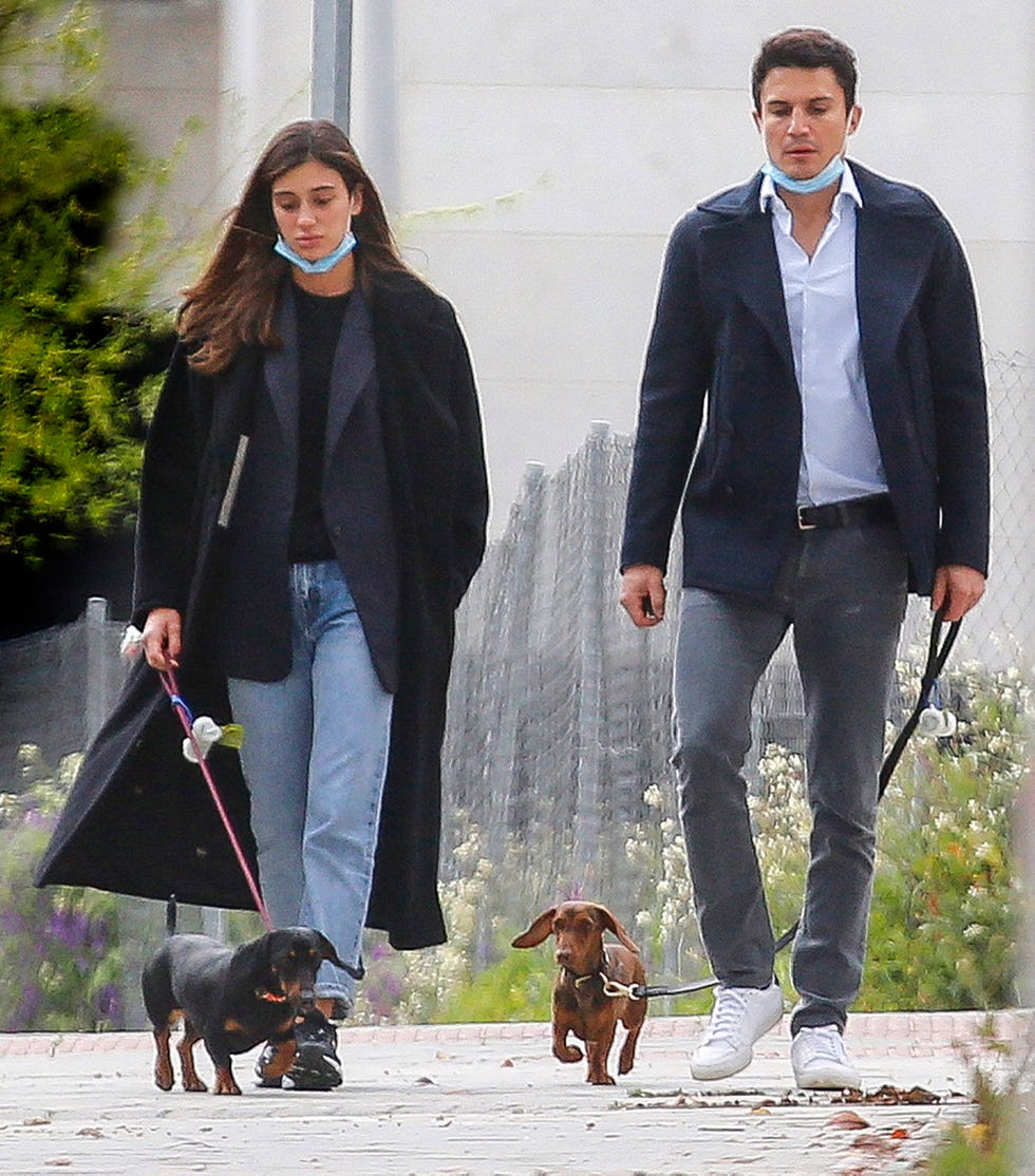 Álex González y su novia Blanca pasean a sus perros durante la cuarentena
