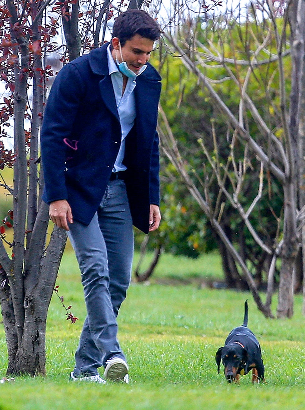 Álex González y su novia Blanca pasean a sus perros durante la cuarentena