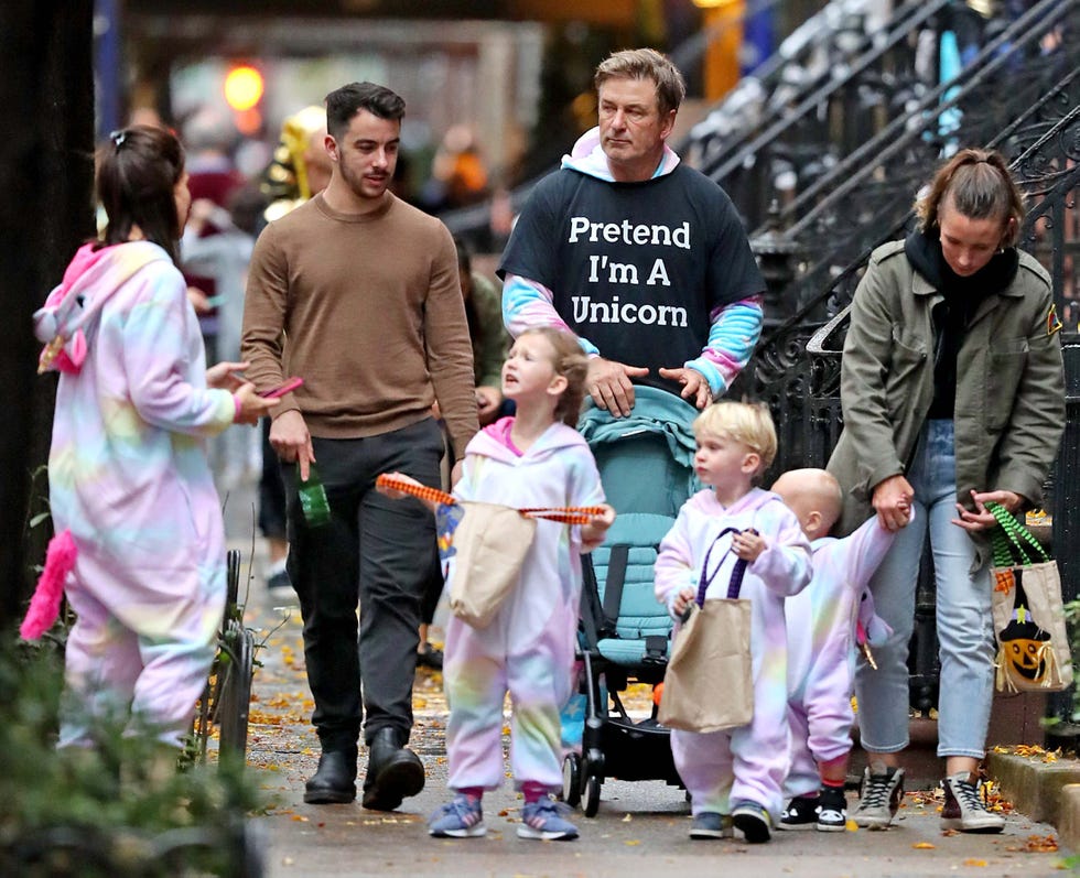 Alec e Hilaria Baldwin con sus hijos en Halloween