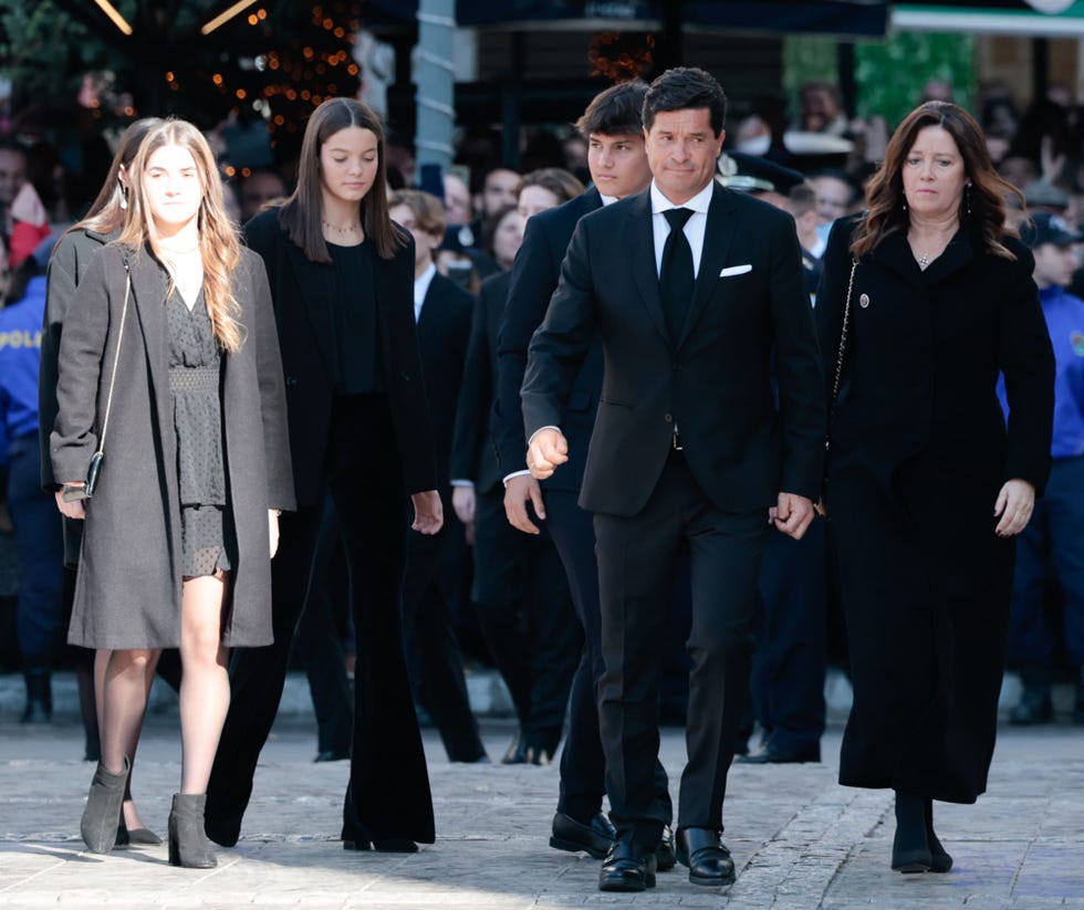 ana maría sus hijos y nietos despiden a constantino de grecia