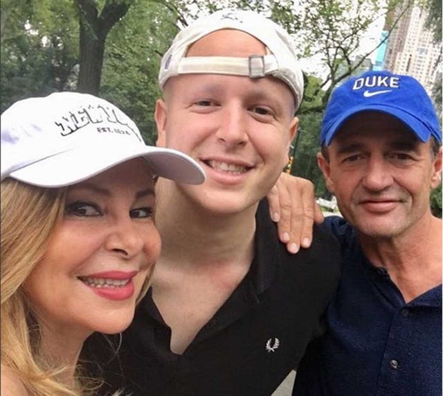 Álex Lequio arropado por sus padres, Ana Obregón y Alessandro Lequio, en su primera imagen tras conocer su lucha contra el cáncer