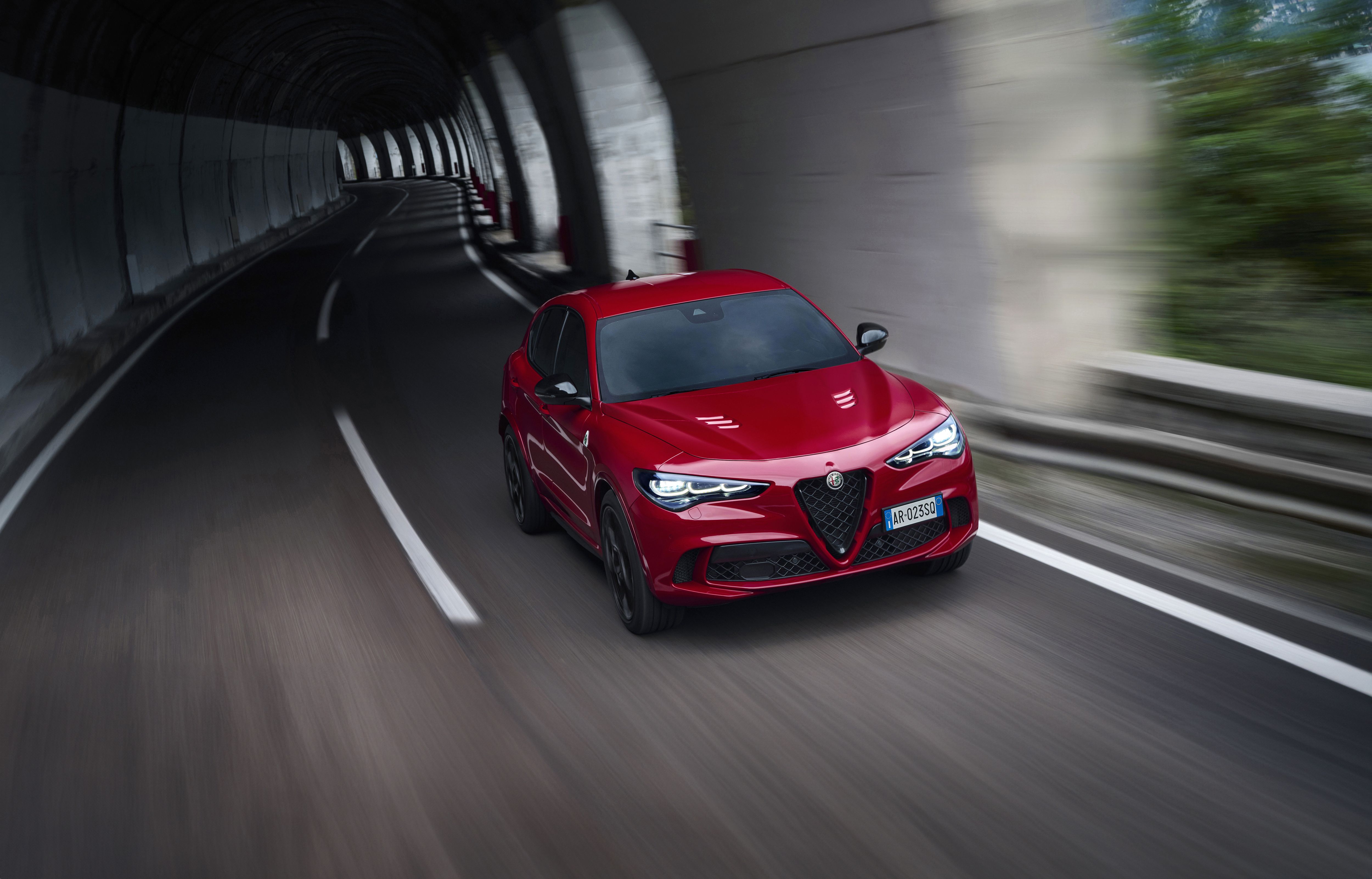 Alfa Romeo Stelvio Quadrifoglio: motores, equipamiento y precios - Carnovo