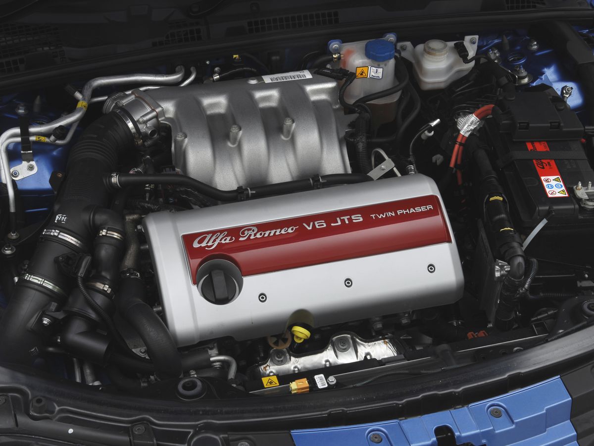 V6 vs. V8 Engine: What's the Difference?