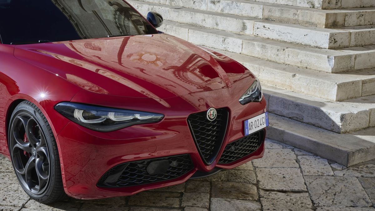 preview for Tributo Italiano: Los Alfa Romeo Giulia y Stelvio se dan un homenaje