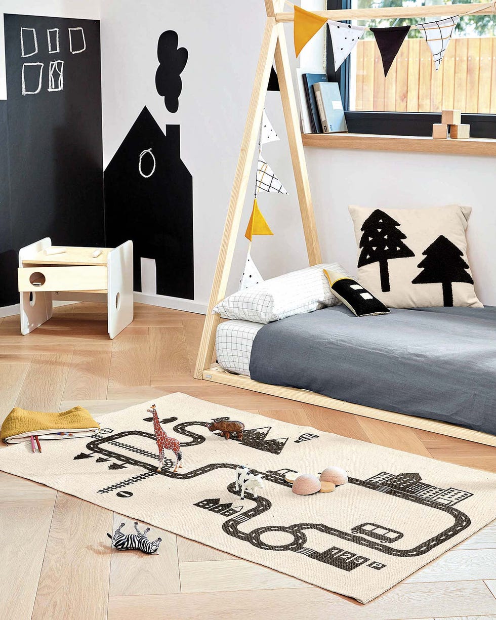 dormitorio infantil con cama tipi y alfombra con circuito de coches