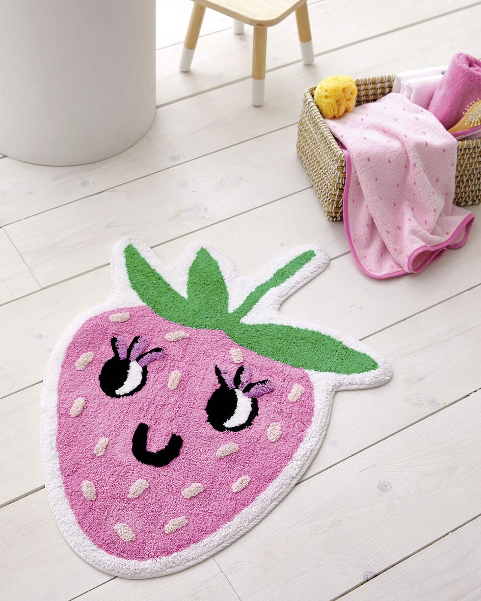 Baño infantil: alfombra fresa