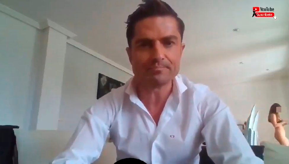 una chica semidesnuda se cuela en un vídeo en la casa de alfonso merlos, novio de marta lópez