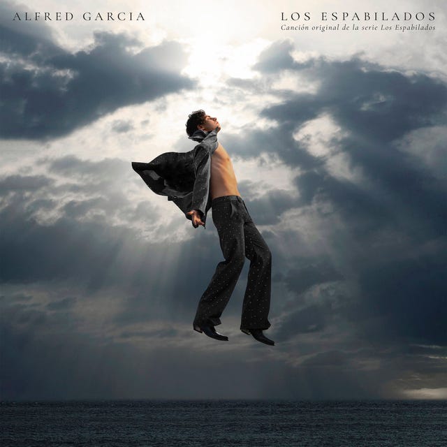 alfred garcia interpreta la cancion de la serie los espabilados
