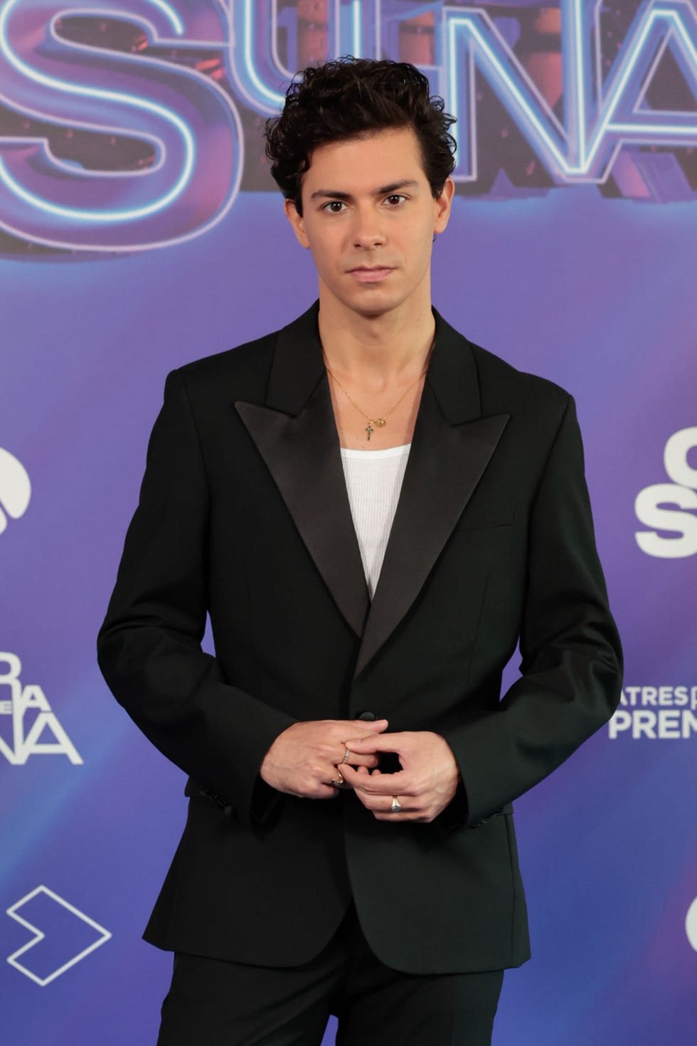 el cantante en la presentación del programa