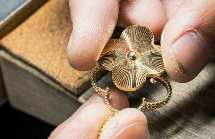 van cleef arpels幸運草為什麼受歡迎？解碼梵克雅寶alhambra五大系列珠寶腕錶細節