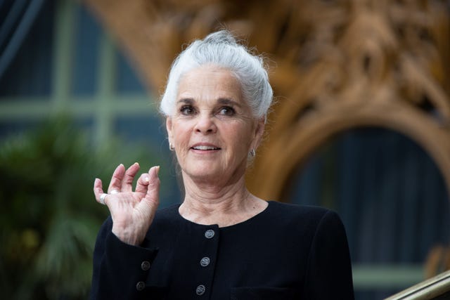 Chi è Ali MacGraw, l'attrice che a 80 anni torna a essere musa di Chanel
