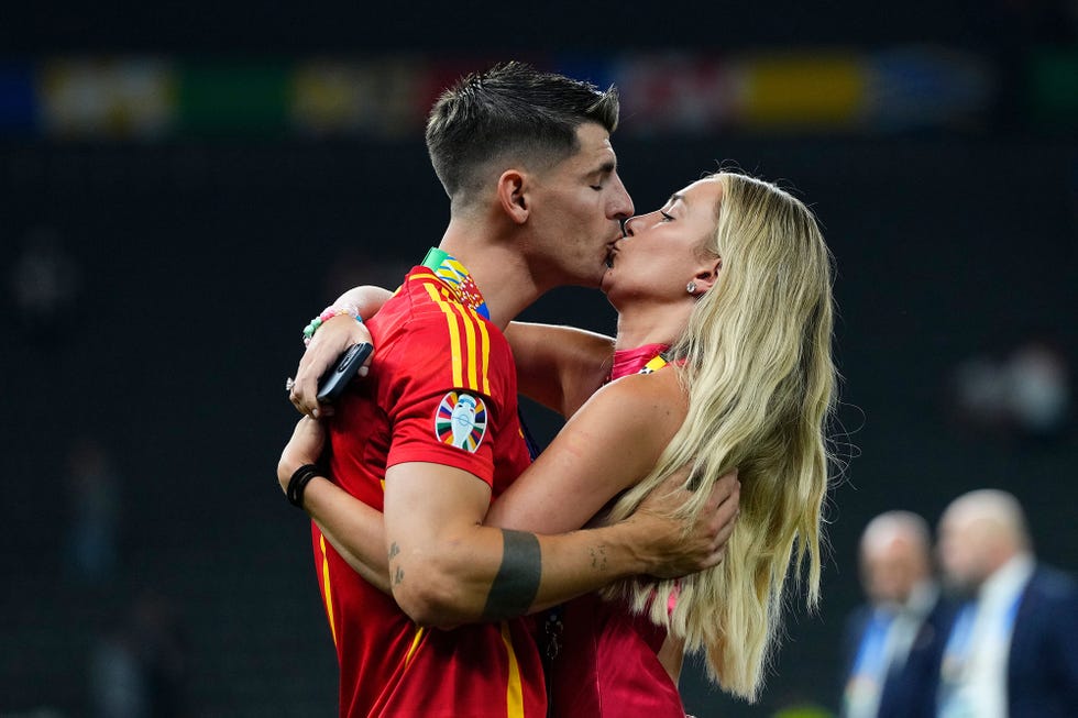 alvaro morata y alice campello se besan tras la victoria de espana en la final de la eurocopa 2024