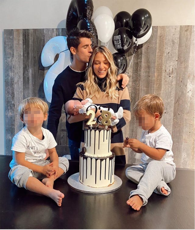 alice y alvaro junto a sus hijos y su tarta de cumpleaños