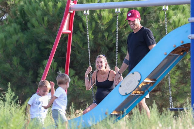 alice campello y Álvaro morata con sus hijos en el parque