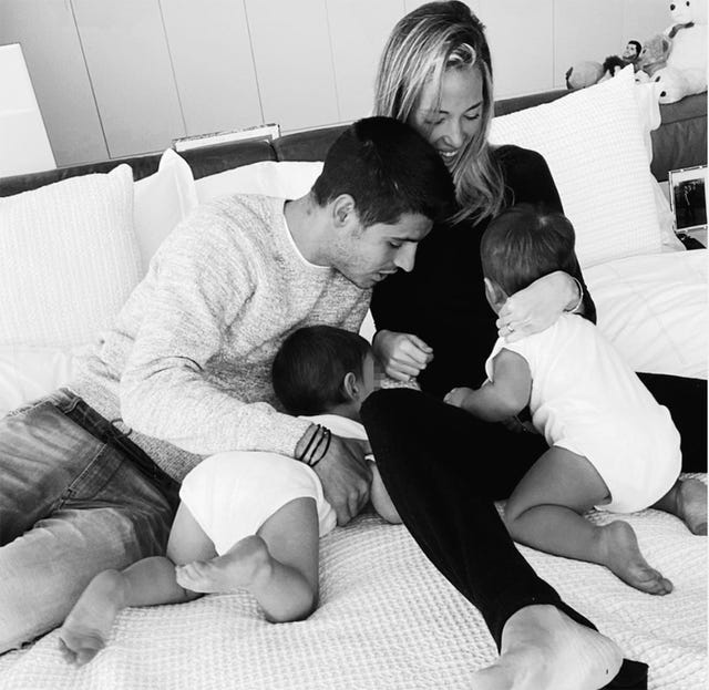 Álvaro Morata y Alice Campello junto a sus dos hijos
