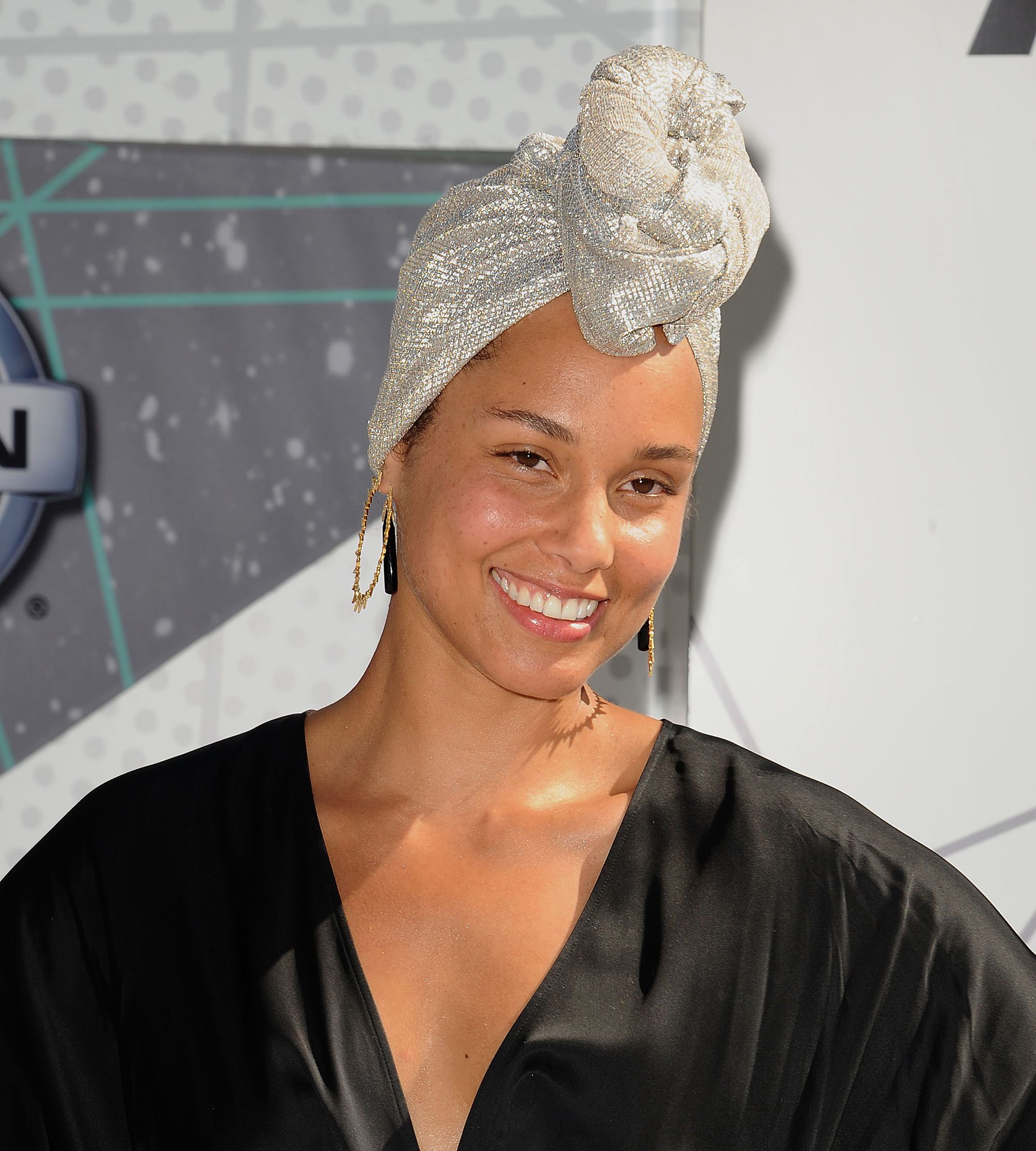 So It Turns Out Alicia Keys Actually *Does* Use Products Her No-Makeup