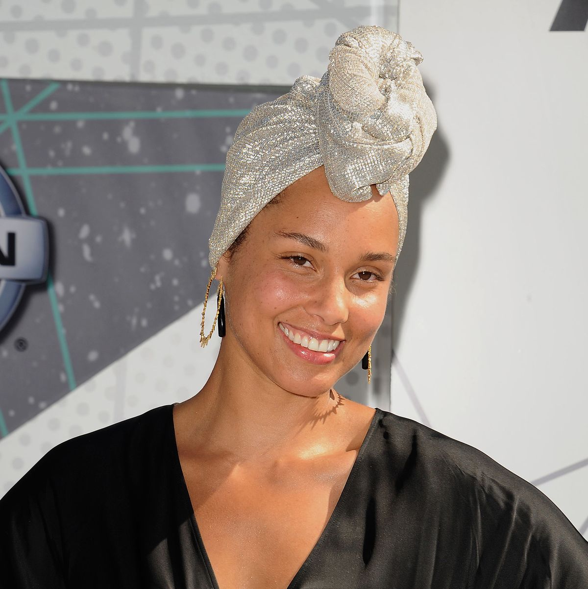 So It Turns Out Alicia Keys Actually *Does* Use Products Her No-Makeup