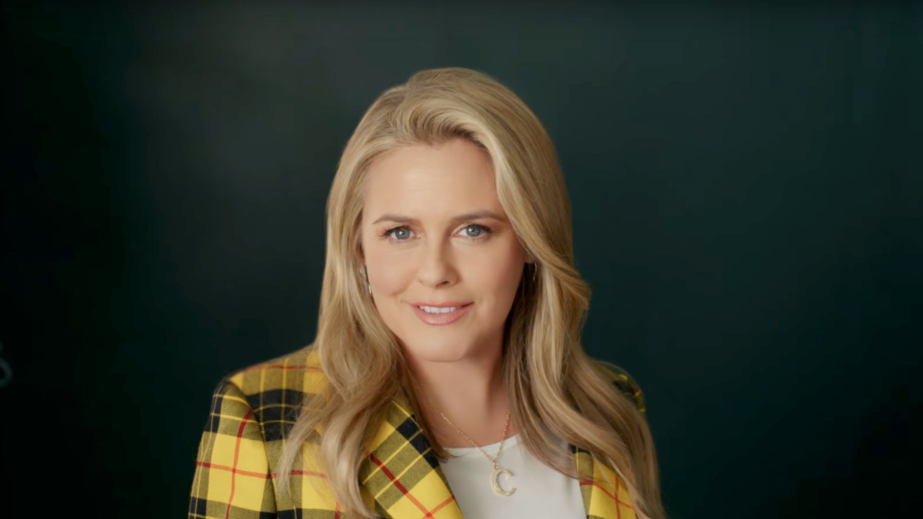 Alicia Silverstone recreates her most iconic 'Clueless' look