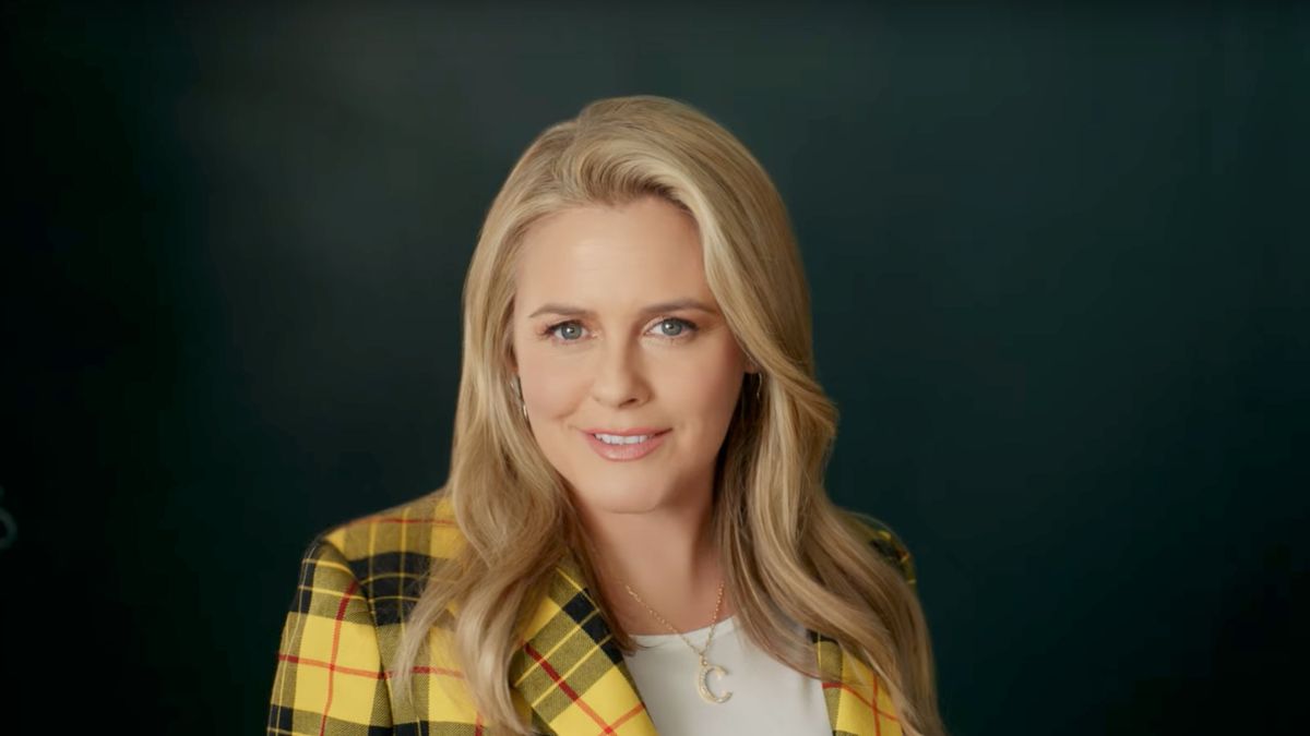 Alicia Silverstone Recreates Her Most Iconic Clueless Look 