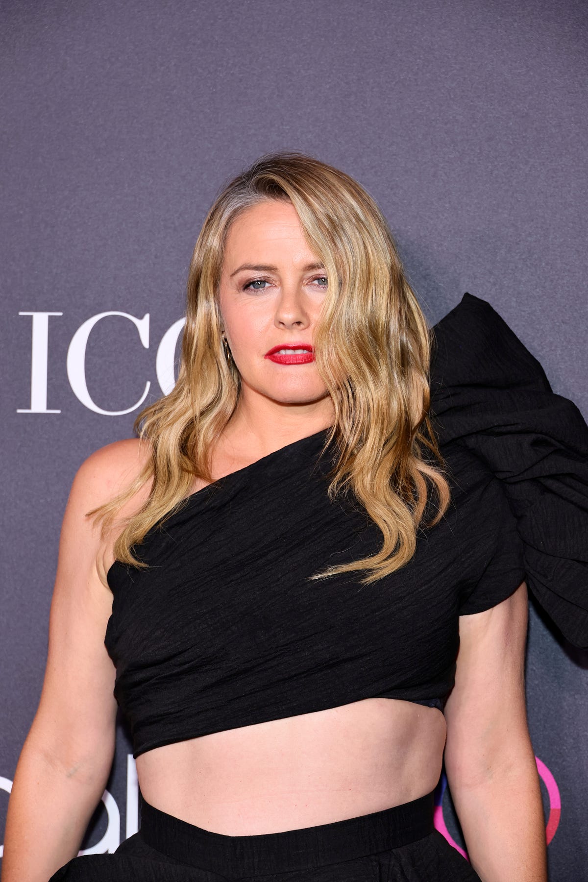 Alicia Silverstone posa desnuda por primera vez a los 46 años