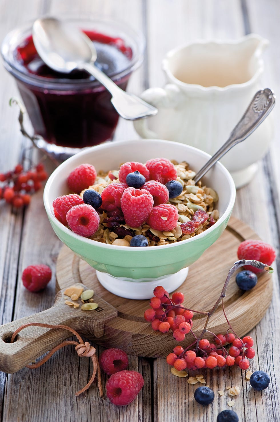 Bol de cereales con frutos rojos