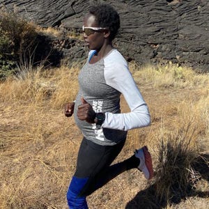 aliphine tuliamuk corre por el campo embarazada mientras prepara el maratón de los juegos olímpicos de tokio