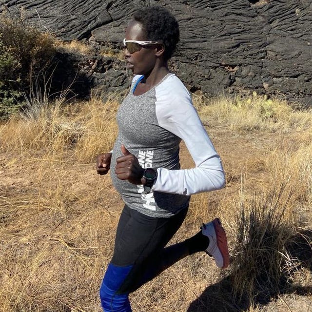 aliphine tuliamuk corre por el campo embarazada mientras prepara el maratón de los juegos olímpicos de tokio