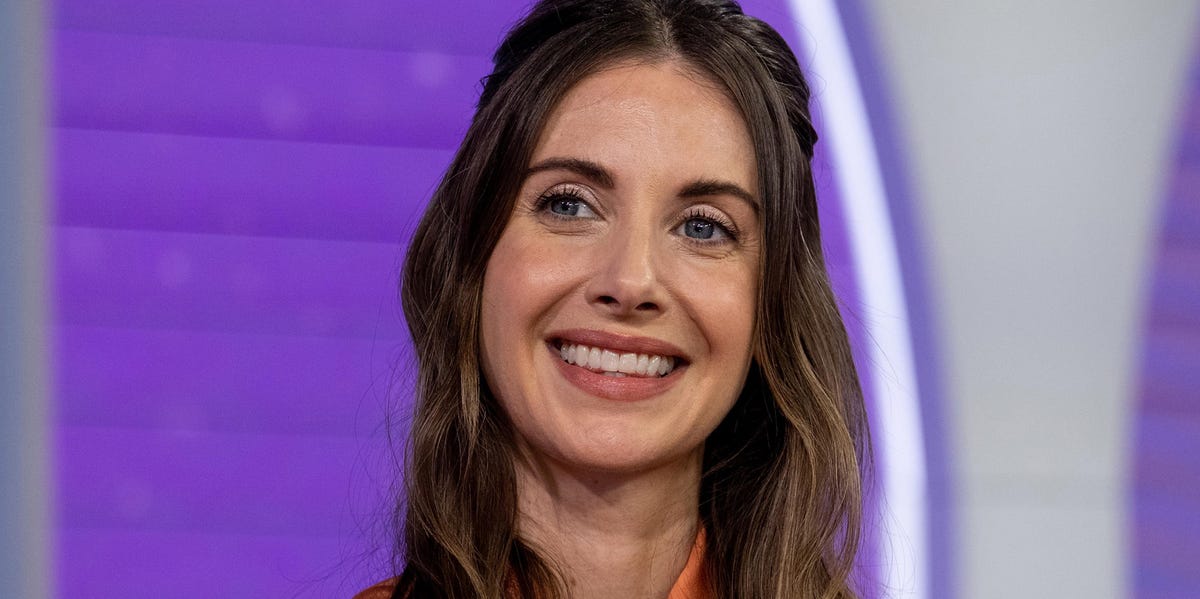 Alison Brie Is #CoupleGoals Streaking Nude To Surprise Her Hubby On IG