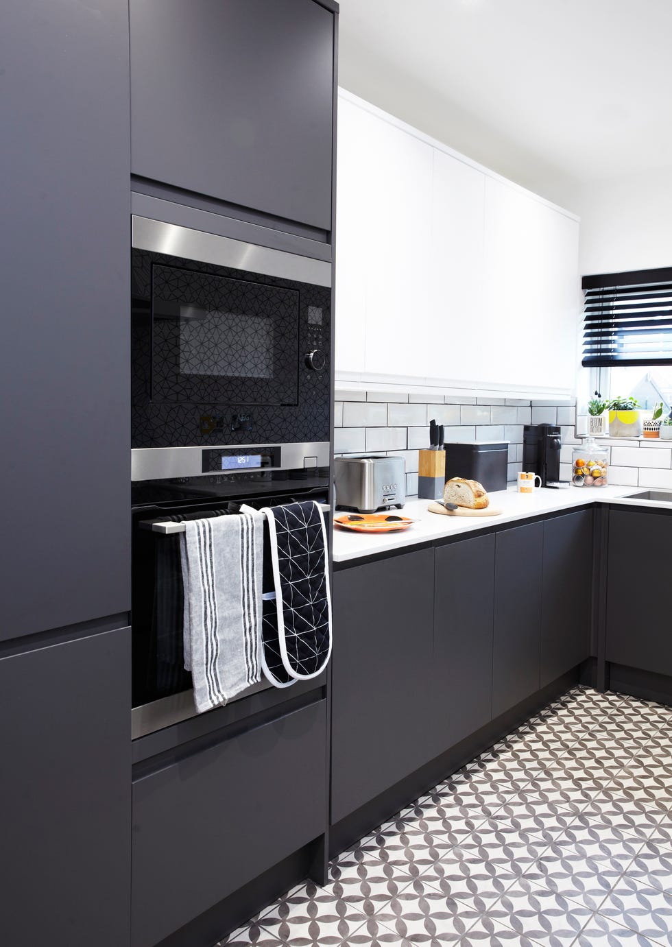 Sally Kitchen Renovation Black Unit Modern Atmosphere