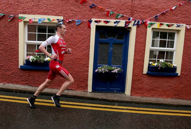 alistair brownlee corre durante un ironman