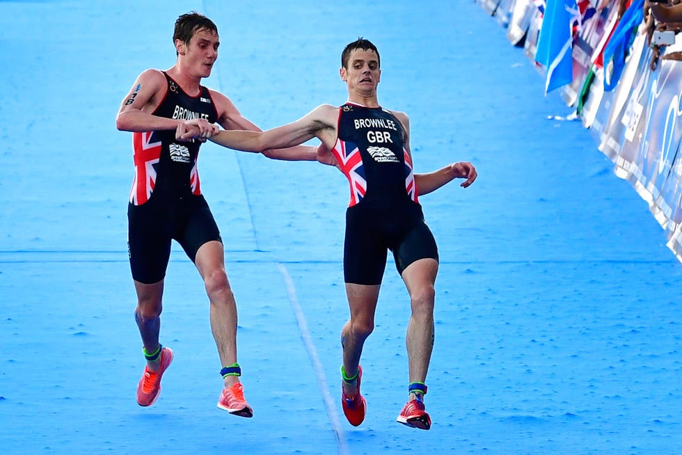 alistair brownlee asiste a su hermano jonathan brownlee para llegar a meta durante la final de las series mundiales de triatlón en cozumel méxico en 2016