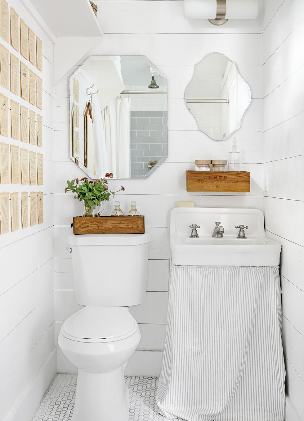 https://hips.hearstapps.com/hmg-prod/images/all-white-half-bathroom-ideas-country-living-4-1582572592.jpg?crop=1.00xw:0.922xh;0,0.0783xh&resize=980:*