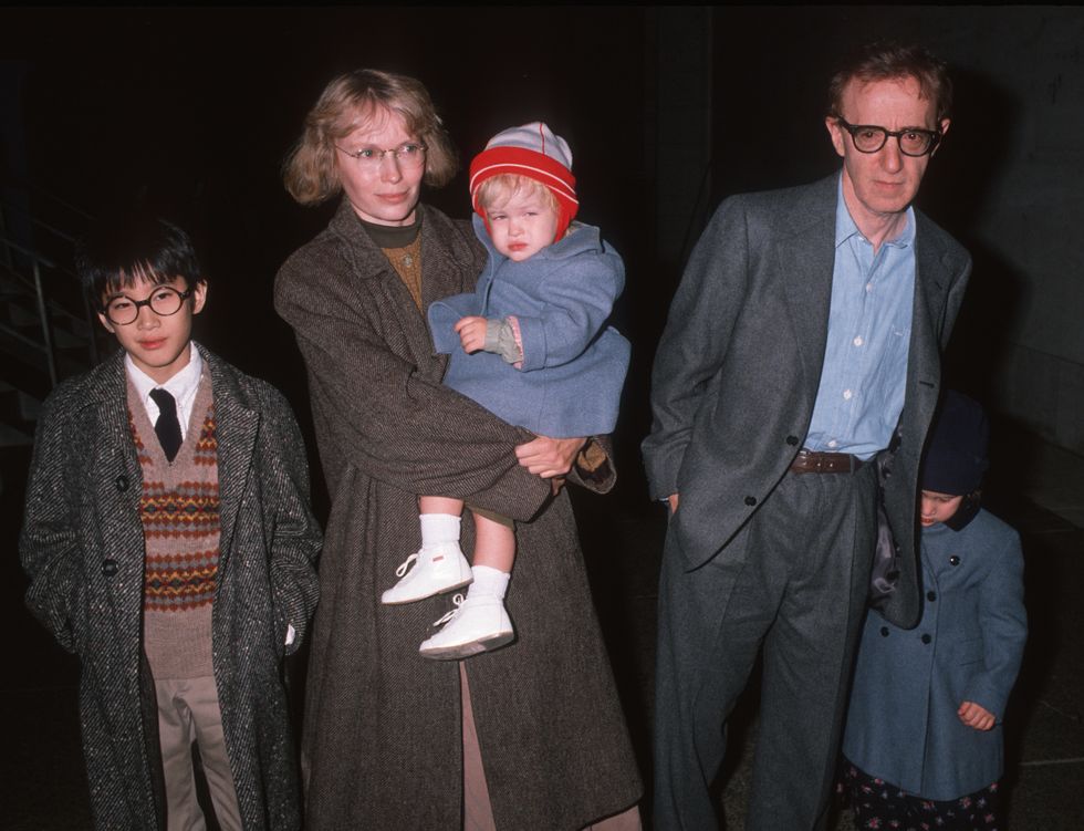 mia farrow woody allen con sus hijos 1989