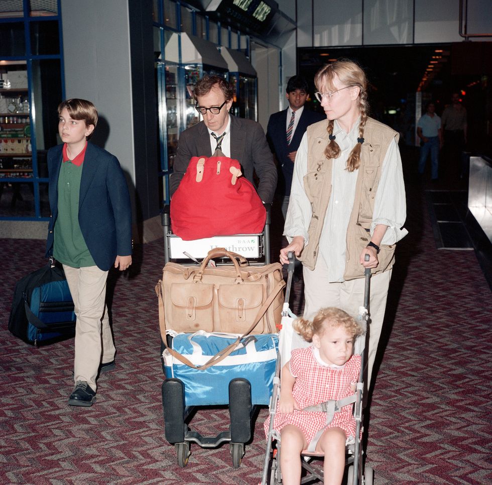 woody allen mia farrow con sus hijos en 1988