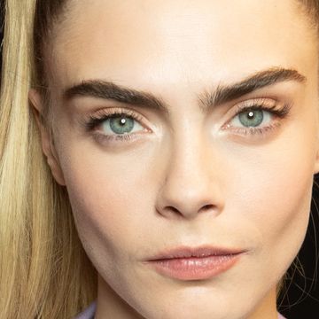 cara delevingne backstage bij the boss fashion show in milaan