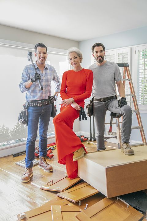 as seen on celebrity iou, actress allison janey with drew and jonathan scott, stop for a photo in the dining room of allison's longtime assistant, llana