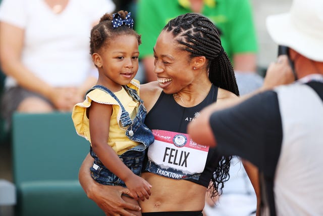 allyson felix posa con su hija tras ganarse su plaza para su quintos juegos olimpicos de tokio en los trials