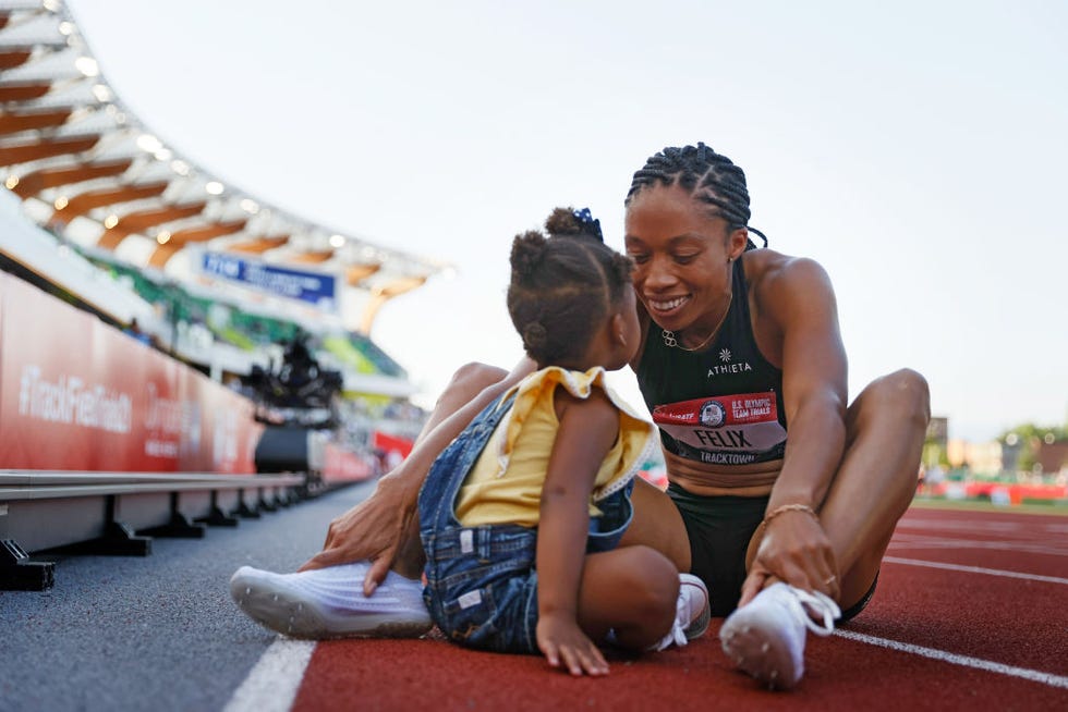 allyson felix juega con su hija antes de un entrenamiento