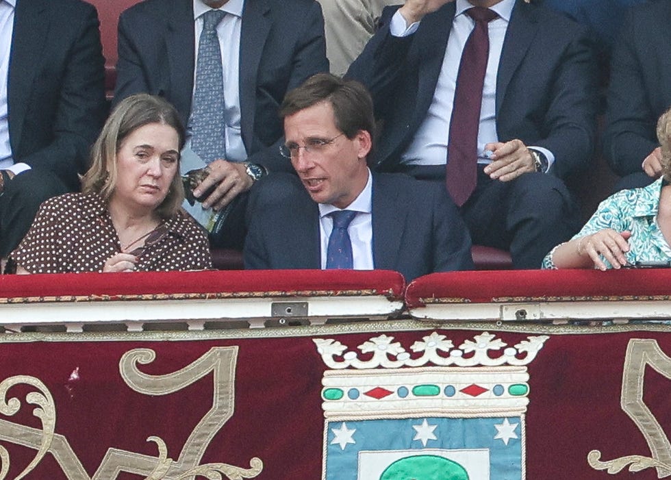 jose luis martinez almeida en una corrida de toros benefica en las ventas