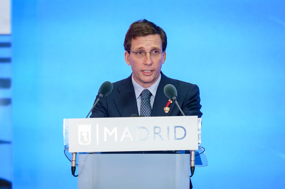 jose luis martinez almeida en la entrega de medallas de honor de madrid 2025