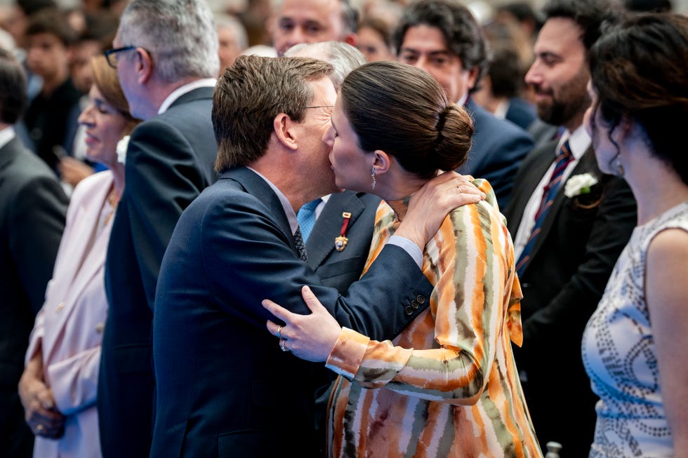el beso de jose luis martinez almeida y teresa urquijo_medallas de honor de madrid 2025