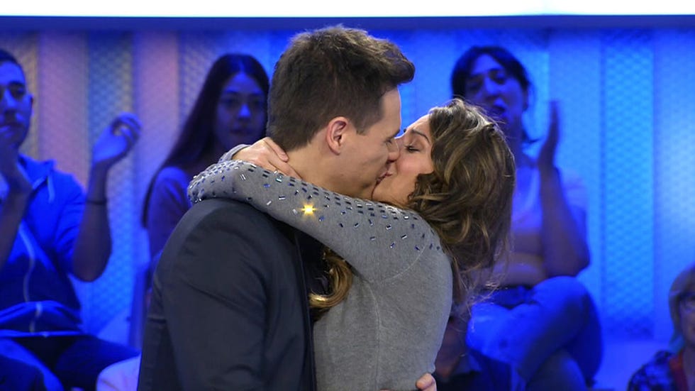 almudena cid, entre lágrimas, envía un mensaje de apoyo a christian gálvez ante las críticas recibidas por su exposición