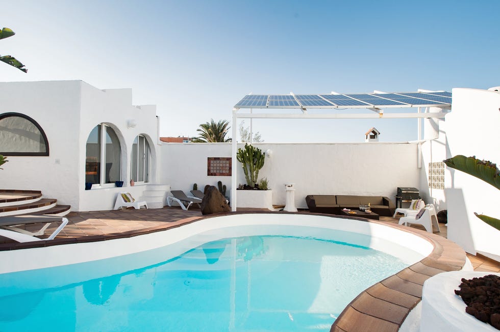 casas con piscina de airbnb junto a la playa del hombre